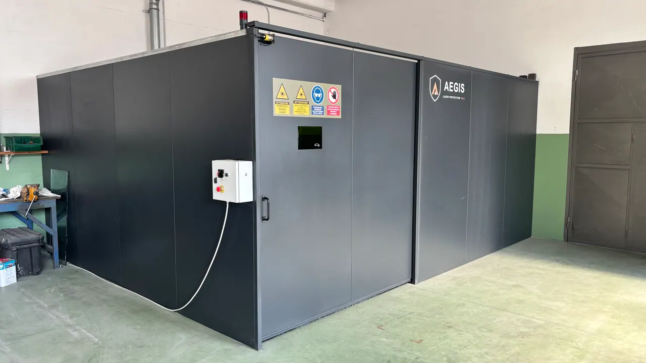 Cabina per saldatura laser Aegis su misura - immagine 1